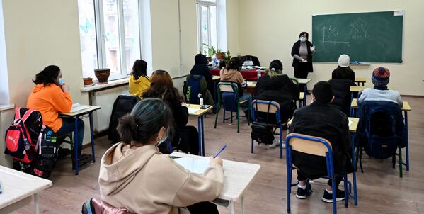 Кроме обязательного ношения масок и проверки температуры на входе в школу у учащихся, еще одной мерой по борьбе с коронавирусом стало регулярное ПЦР-тестирование школьного персонала  - Sputnik Грузия