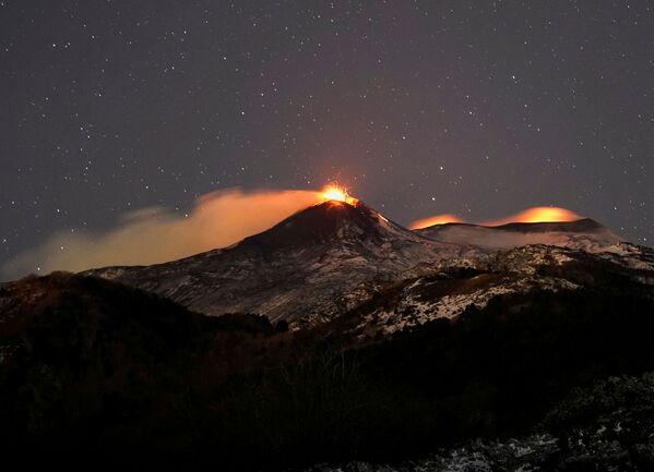 Новое извержение вулкана Этна на восточном побережье Сицилии зафиксировали специалисты Национального института геофизики и вулканологии Италии  - Sputnik Грузия