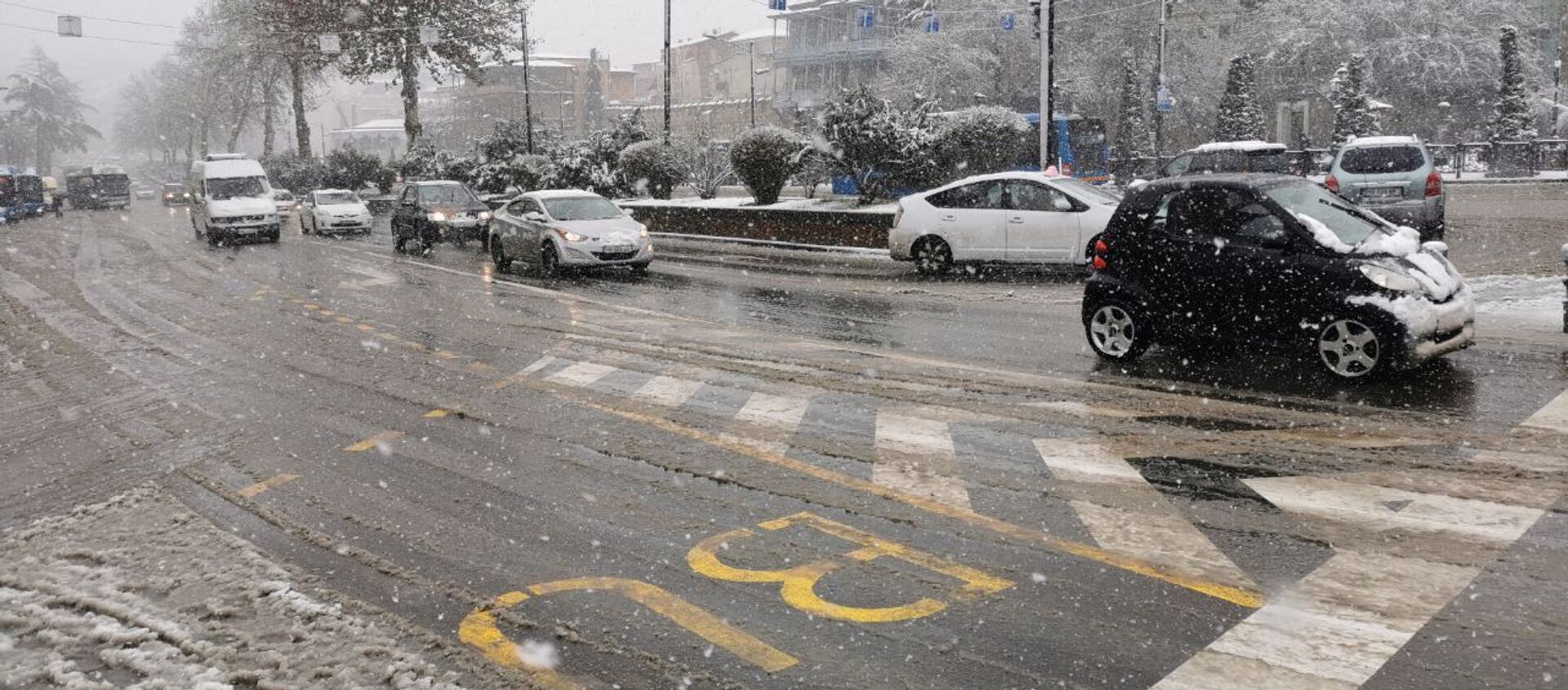 Снегопад в Тбилиси - автомобилисты передвигаются по улице Бараташвили - Sputnik Грузия, 1920, 17.02.2021