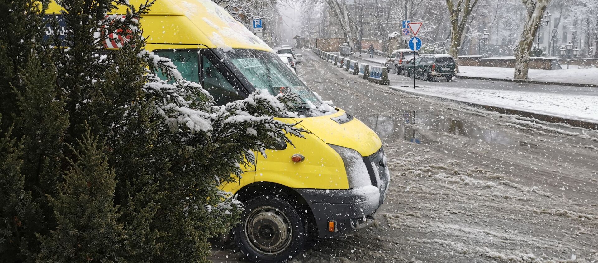 Снегопад в Тбилиси- маршрутные такси на заснеженных дорогах - Sputnik Грузия, 1920, 17.02.2021