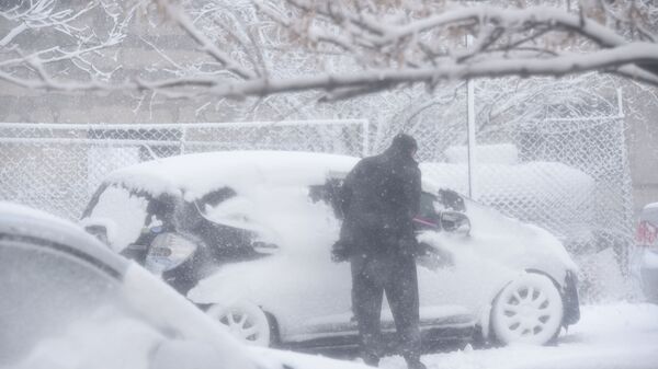 Снегопад в столице Грузии - район Варкетили в снегу и машины на открытой парковке - Sputnik Грузия