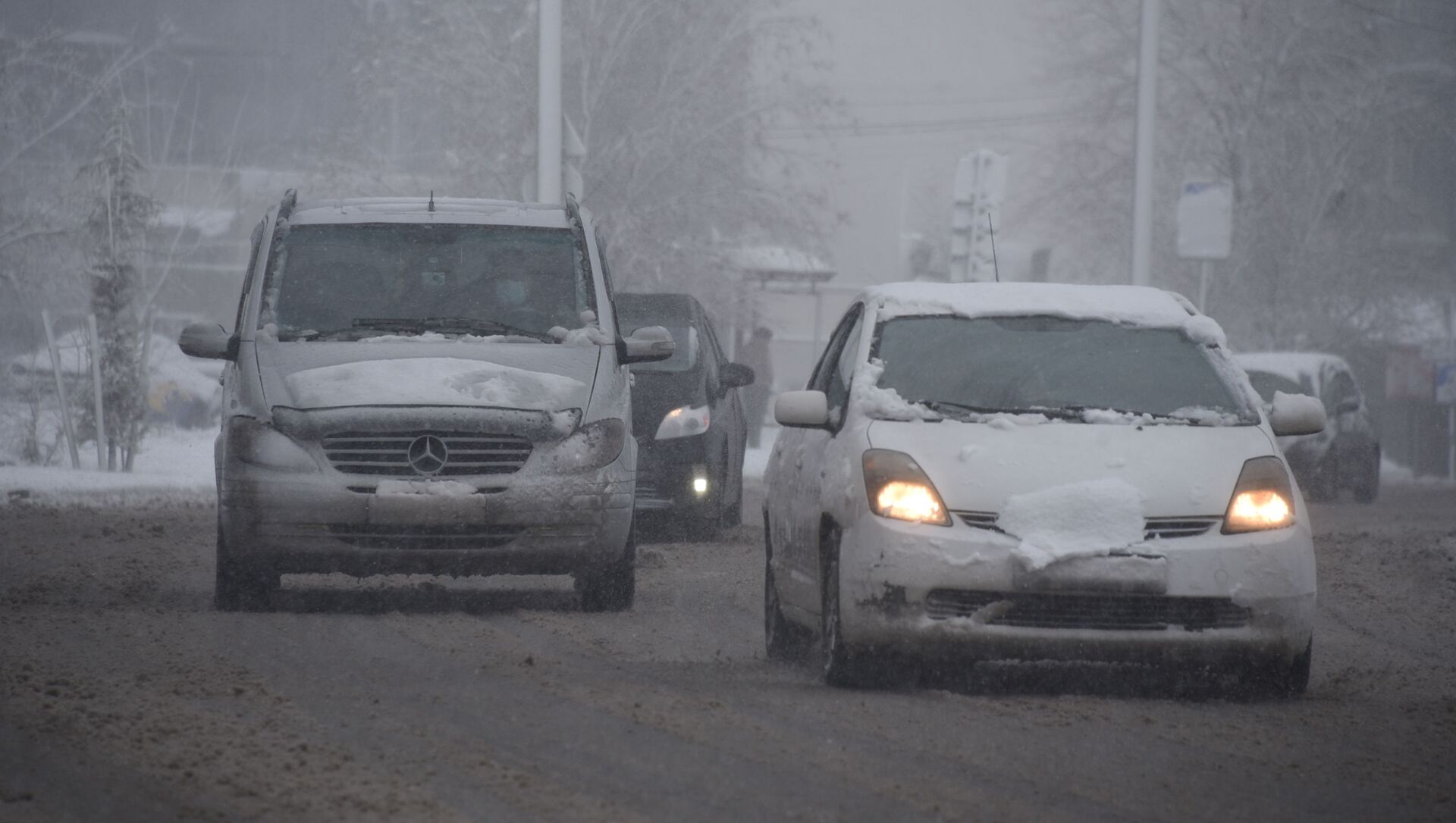 Снегопад в столице Грузии - район Варкетили в снегу и машины на дорогах - Sputnik Грузия, 1920, 18.02.2021