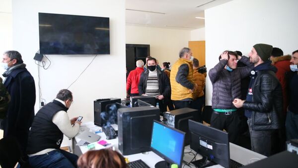 Сторонники ЕНД в офисе Единого нацдвижения 18 февраля 2021 года радуются отставке Гахария - Sputnik Грузия