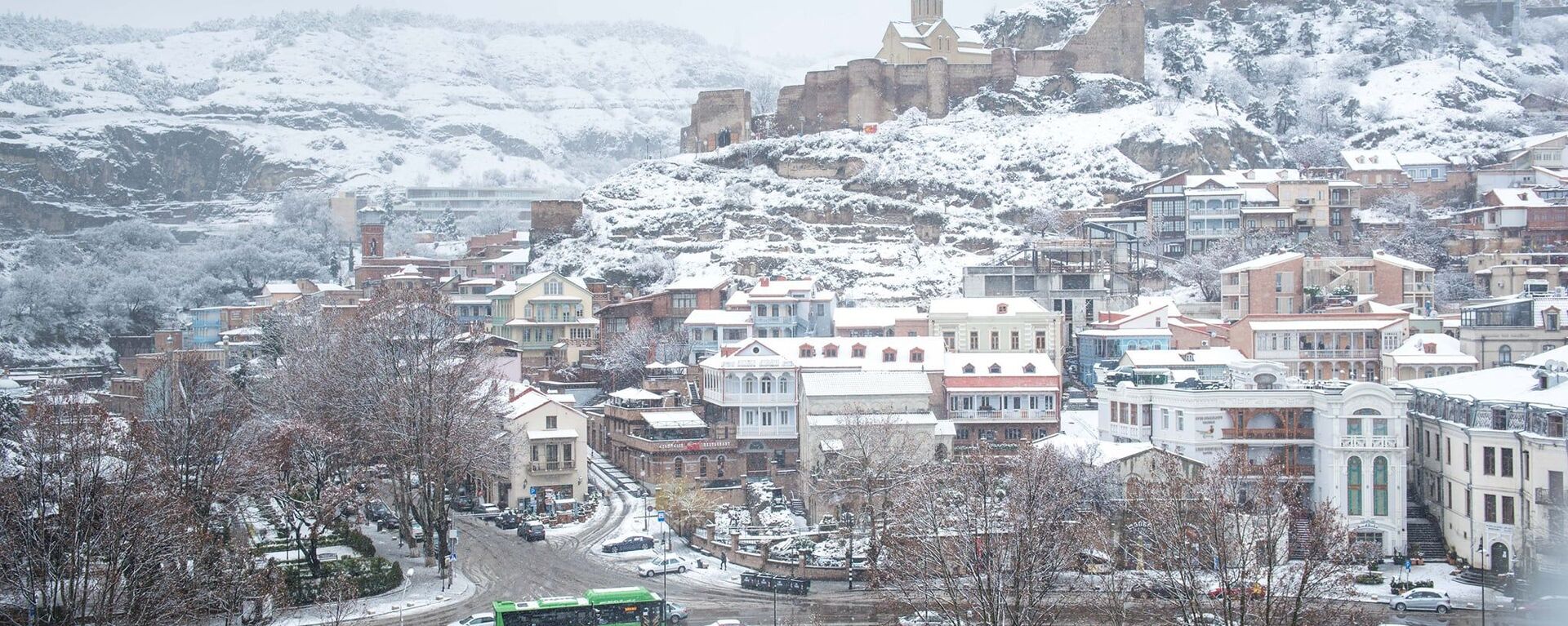 Снегопад и туман в Тбилиси - вид на Абанотубани и исторический центр - Sputnik Грузия, 1920, 18.02.2021