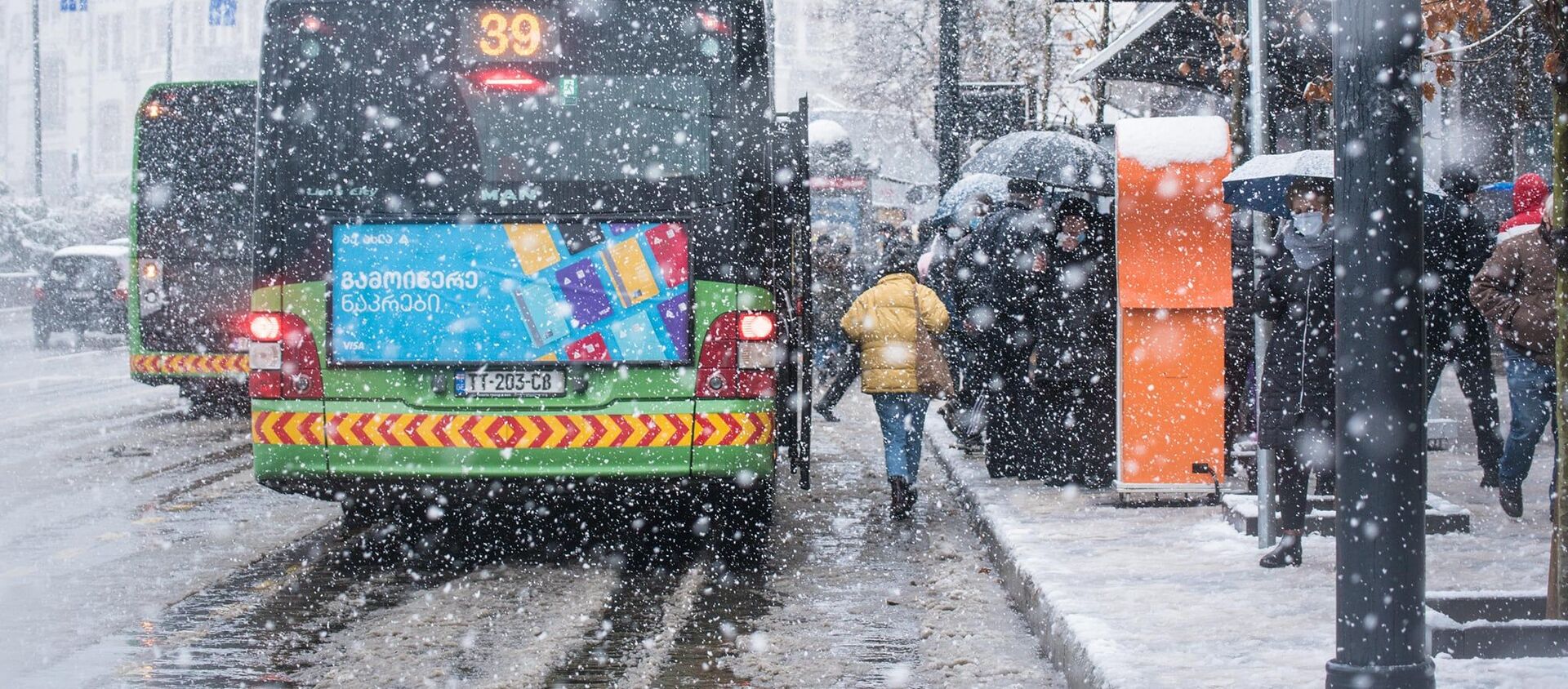 Снегопад в Тбилиси - автобусы на автобусной остановке в снегу - Sputnik Грузия, 1920, 08.03.2021