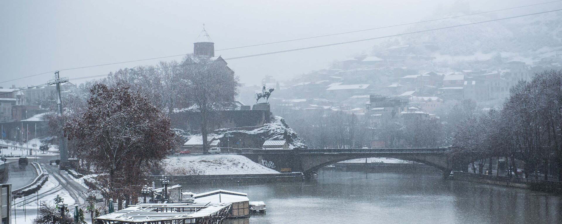 Снегопад и туман в Тбилиси - Метехская церковь и Метехский мост - Sputnik Грузия, 1920, 22.12.2021