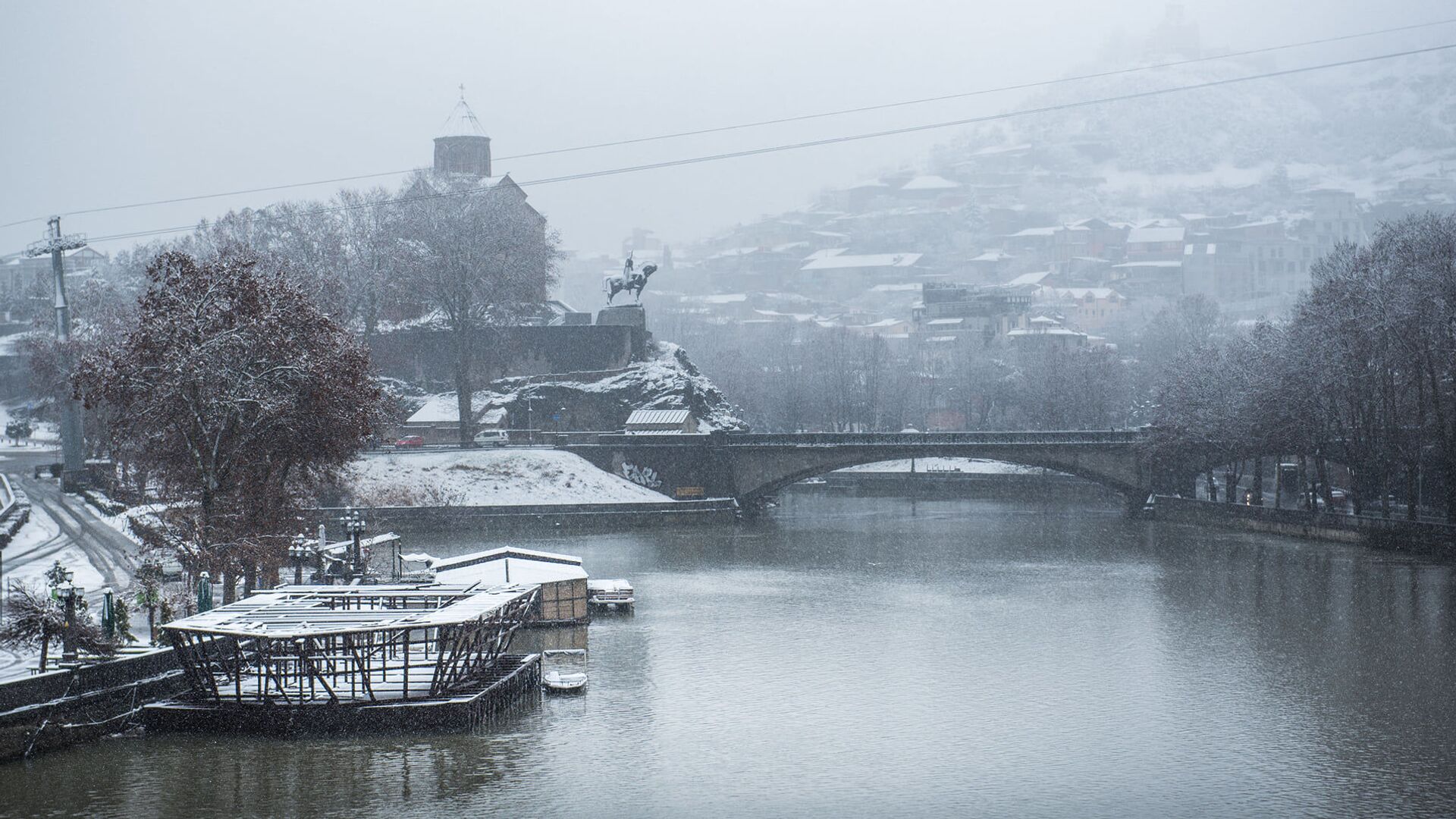 Снегопад и туман в Тбилиси - Метехская церковь и Метехский мост - Sputnik Грузия, 1920, 19.03.2022