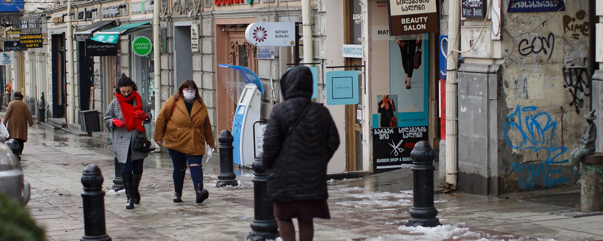 Прохожие на проспекте Руставели в Тбилиси в масках в период эпидемии коронавируса - Sputnik Грузия, 1920, 22.02.2021