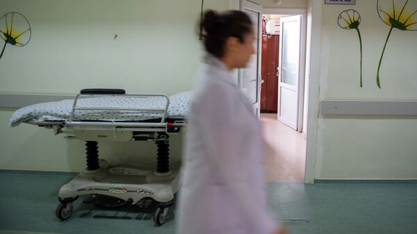 Медработник в коридоре медицинского центра - Sputnik Грузия