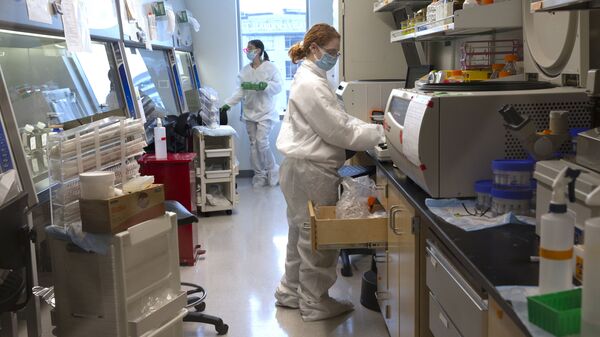 Ученые-исследователи в одной из лабораторий США работают над вакциной против коронавируса - Sputnik Грузия