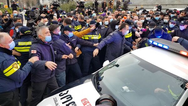 Драка с полицией и аресты в столице Грузии: оппозиции не дали поставить палатки у парламента - видео - Sputnik Грузия