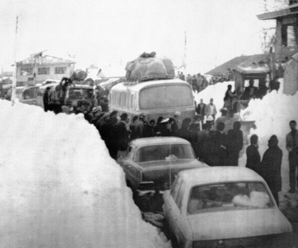 Переполненная улица после сильного снегопада в Тегеране в 1972 году - Sputnik Грузия
