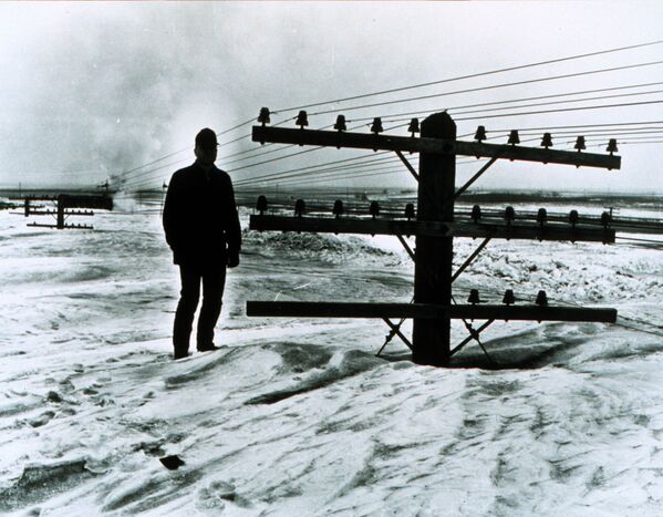Мужчина на снегу после сильнейшей метели в Северной Дакоте в 1966 году - Sputnik Грузия