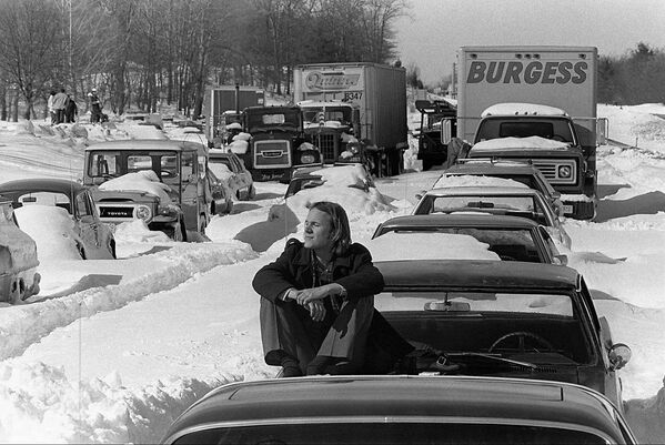 Пробка на шоссе 128 в Массачусетсе, образовавшаяся в результате сильного снегопада в феврале 1978 года - Sputnik Грузия