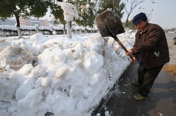 Китайский рабочий чистит улицы от сильного снегопада в Китае, 2008 год  - Sputnik Грузия
