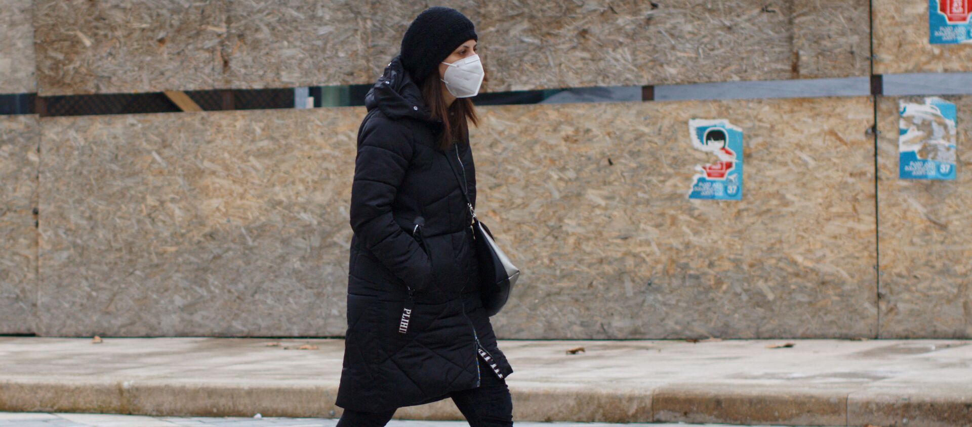 Эпидемия коронавируса - женщина в маске идет по улице - Sputnik Грузия, 1920, 24.02.2021