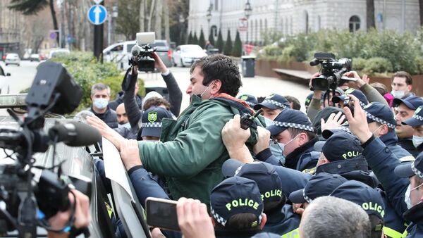 Акция протеста у парламента и задержание участников за неподчинение полиции 21 февраля 2021 года - Sputnik Грузия