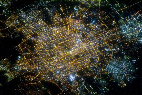 Ночной Пекин, снятый российским космонавтом Сергеем Кудь-Сверчковым. На фото изображен крупнейший железно-автодорожный узел и один из основных авиаузлов страны - Sputnik Грузия