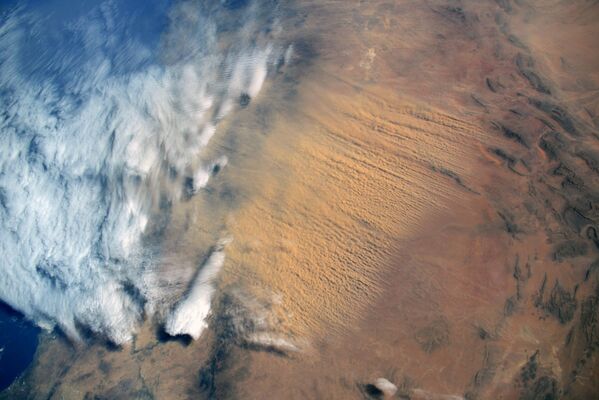 Песчаная буря, идущая из пустыни Сахара, снятая российским космонавтом Сергеем Кудь-Сверчковым. Это крупнейшая жаркая пустыня и вторая, после Антарктической, пустыня на Земле по площади - Sputnik Грузия