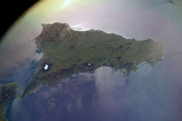 Вид из космоса на вулкан Этна на Сицилии, снятый российским космонавтом Сергеем Кудь-Сверчковым. Это самый большой в Европе действующий вулкан. Он регулярно извергается. По статистике, примерно раз в 150 лет извержения полностью разрушают одно из поселений, находящихся неподалеку - Sputnik Грузия