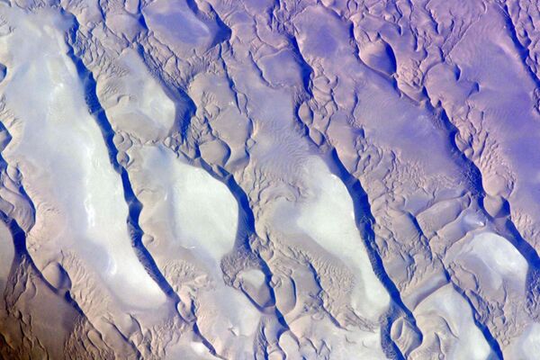Иранская пустыня Деште-Лут, которую местные жители называют Гендом Берьян. Пустыня усеяна гигантскими скальными образованиями, одними из самых высоких песчаных дюн в мире, которые видно с МКС невооруженным глазом - Sputnik Грузия