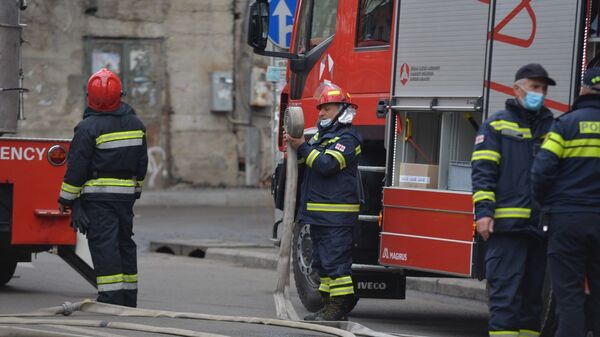 Пожарные спасатели на месте возгорания в центре столицы Грузии - Sputnik Грузия