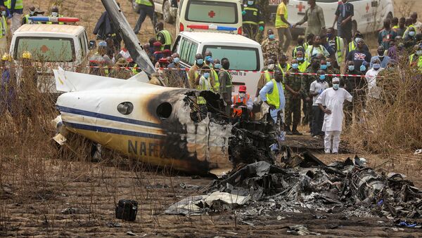 Спасатели и люди собираются возле обломков самолета ВВС Нигерии - Sputnik Грузия