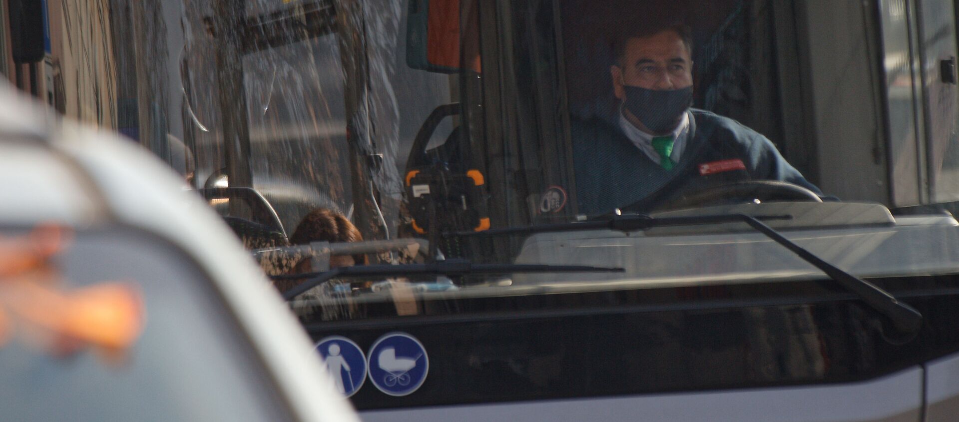 Эпидемия коронавируса. Водитель автобуса в защитной маске - Sputnik Грузия, 1920, 22.02.2021
