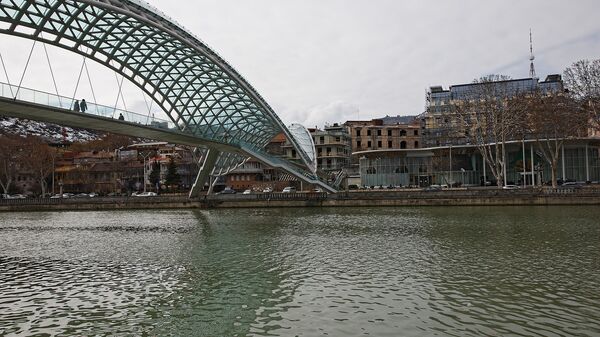 Вид на город Тбилиси - мост Мира и набережная - Sputnik Грузия