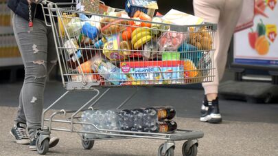 Покупатель с тележкой, наполненной продуктами в супермаркете в Австрии 