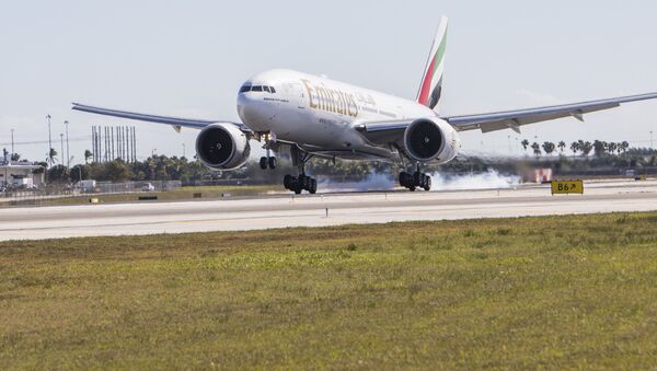 Пассажирский самолет Boeing 777 компании Emirates выполняет рейс - Sputnik Грузия