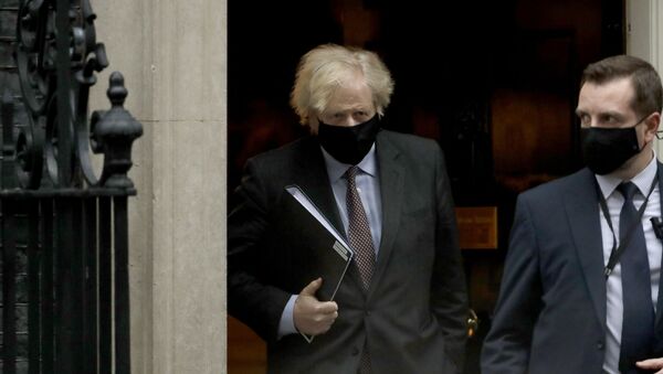 Премьер Великобритании Борис Джонсон в маске - Sputnik Грузия