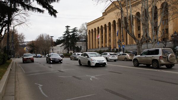 Парламент Грузии - машины едут мимо по проспекту Руставели - Sputnik Грузия