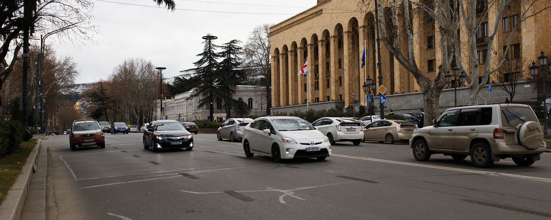 Парламент Грузии - машины едут мимо по проспекту Руставели - Sputnik Грузия, 1920, 03.04.2021
