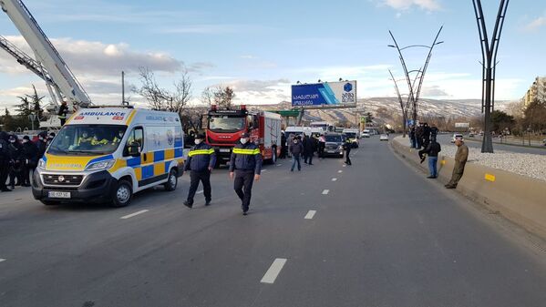 Центральная автотрасса у офиса ЕНД на время спецоперации частично была перекрыта полицией - Sputnik Грузия