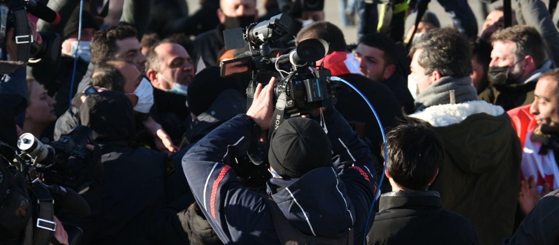 Журналисты и СМИ работают на месте событий - штурм офиса Единого нацдвижения утром 23 февраля 2021 года - Sputnik Грузия, 1920, 23.02.2021