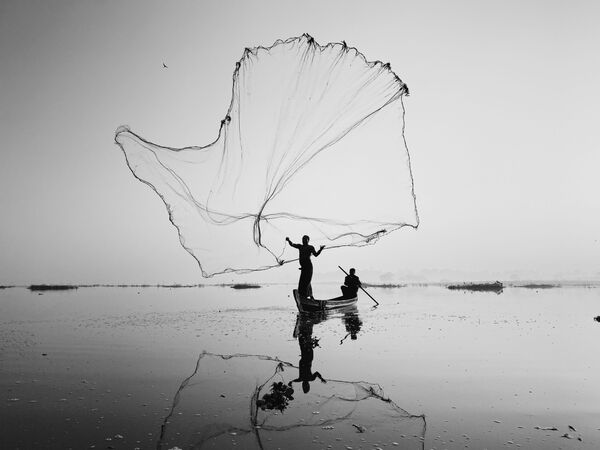 Снимок  На озере Инле китайского фотографа Дэна Лю, ставшего победителем конкурса Mobile Photography Awards - Sputnik Грузия