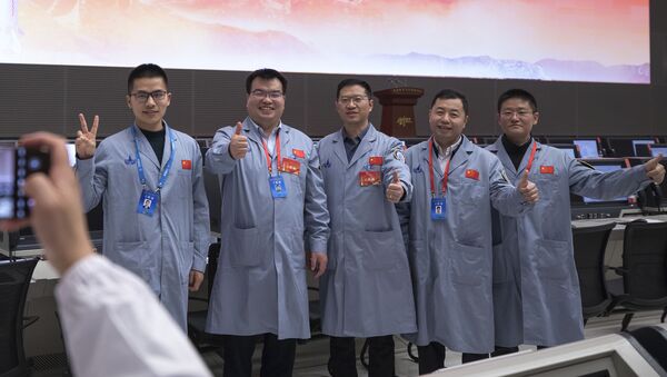  Технические специалисты празднуют выход китайского зонда Tianwen-1 на орбиту вокруг Марса в Пекинском центре аэрокосмического управления  - Sputnik Грузия