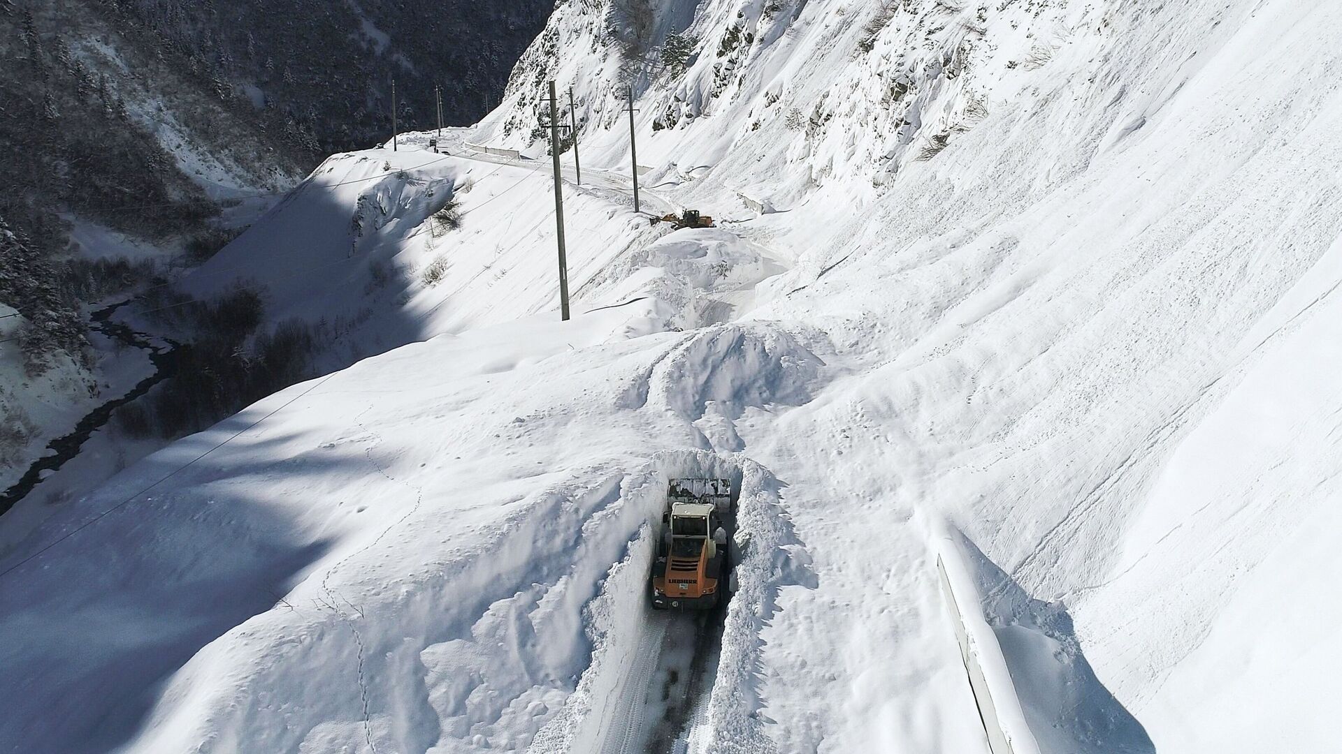 Сход снежных лавин на Военно Грузинской дороге - Sputnik Грузия, 1920, 19.12.2021