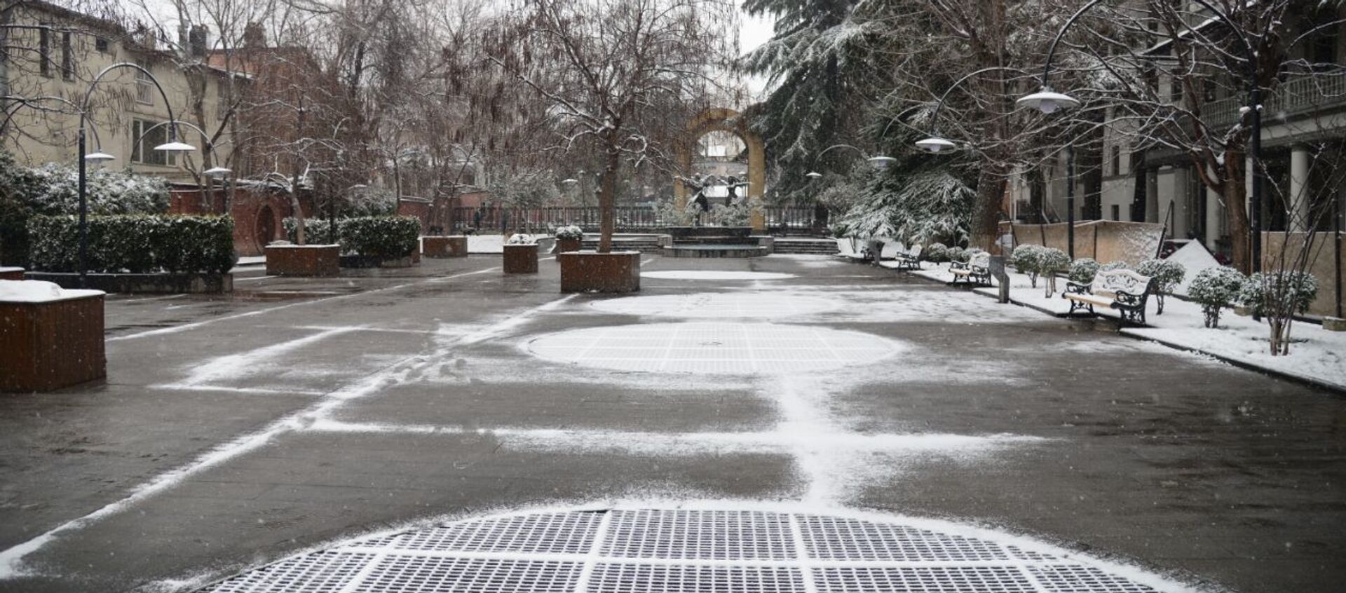 Один из парков Тбилиси на проспекте Агмашенебели в снежную погоду - Sputnik Грузия, 1920, 23.02.2021