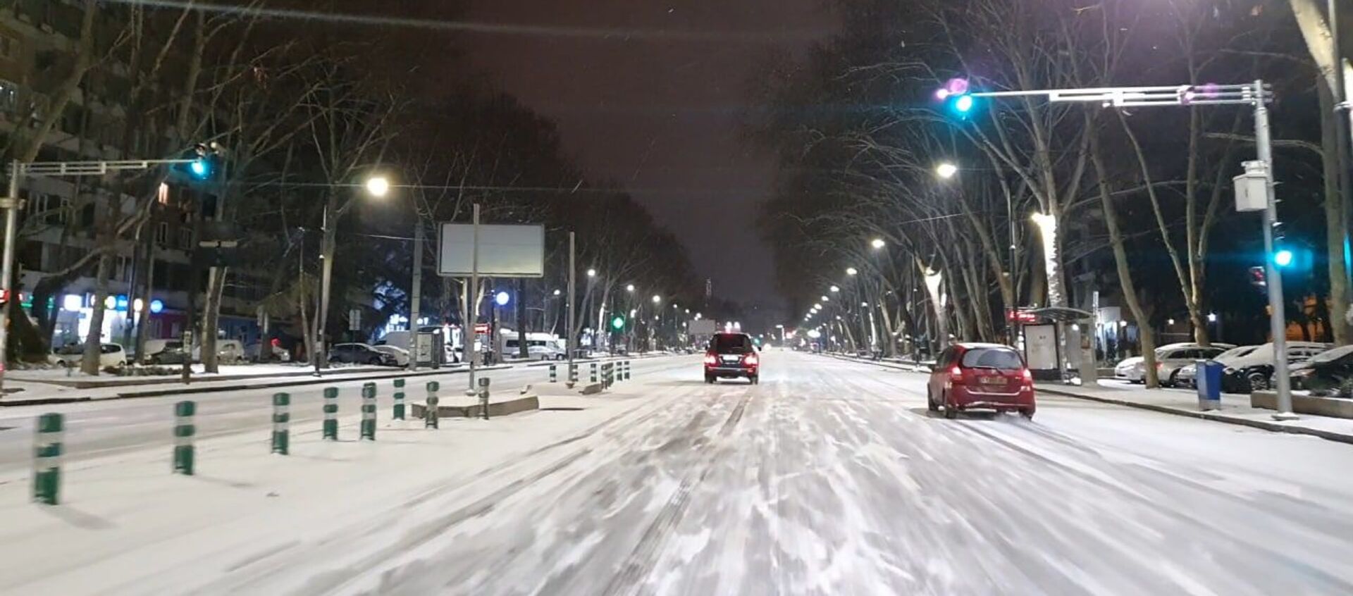 На дорогах Тбилиси снег и гололёд: придётся ездить осторожно - видео - Sputnik Грузия, 1920, 25.02.2021