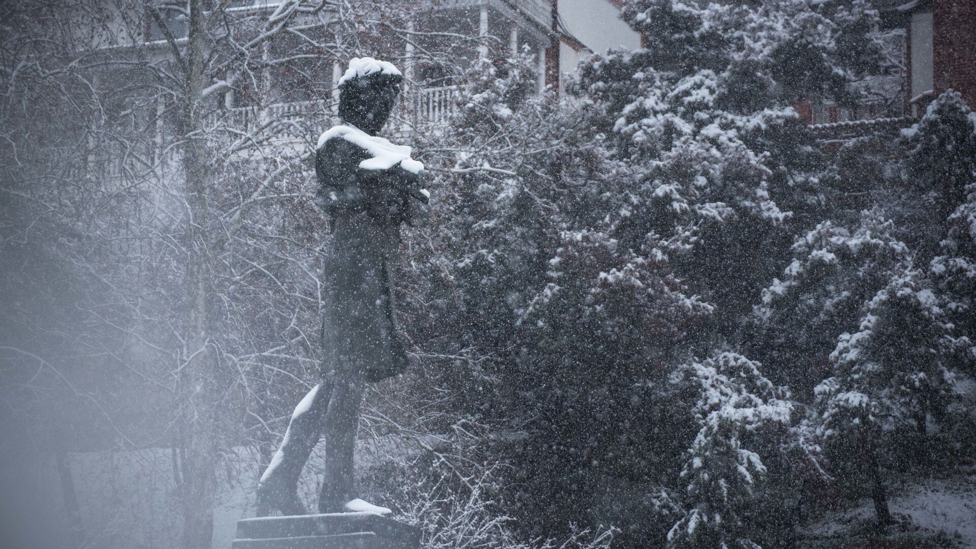 Погода в Тбилиси - снег в феврале, памятник Николозу Бараташвили в старом городе - Sputnik Грузия, 1920, 11.03.2022
