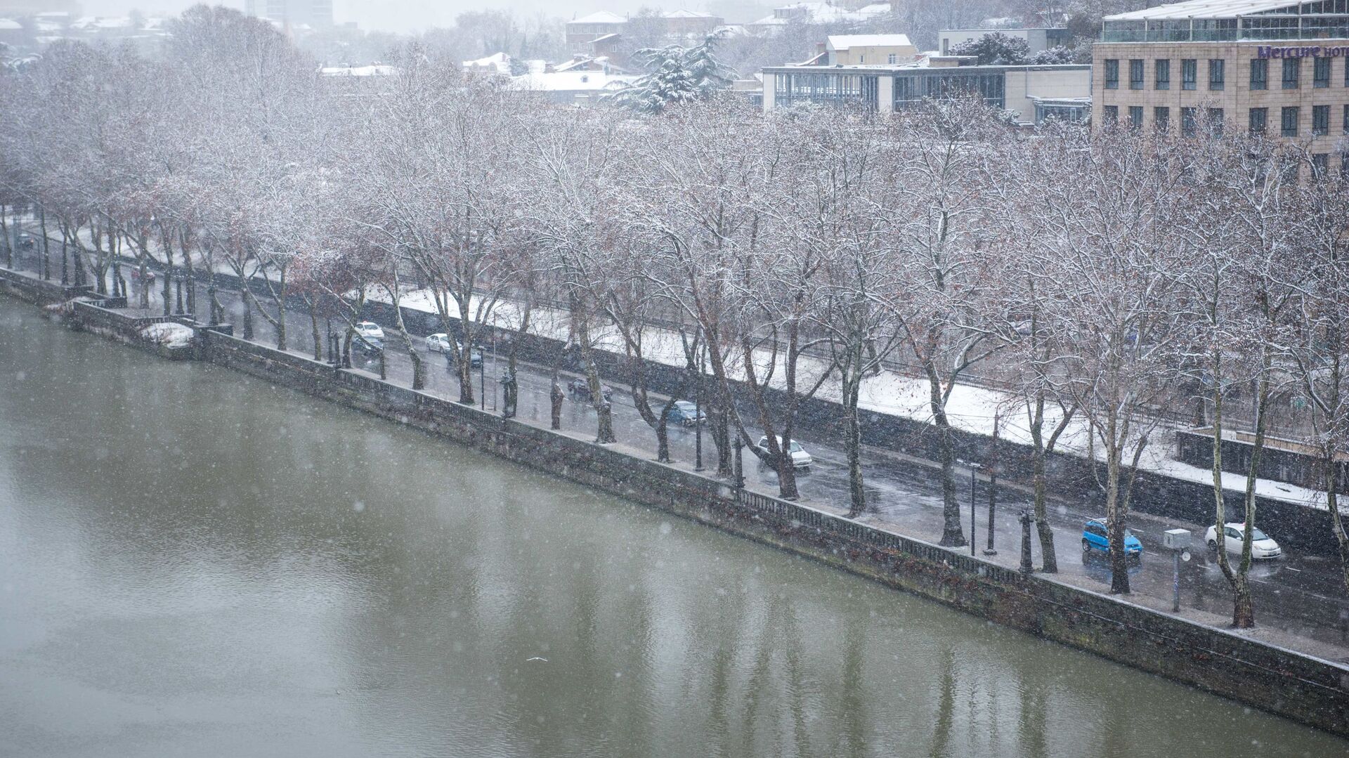 Погода в Тбилиси - машины едут по набережной в снег - Sputnik Грузия, 1920, 12.01.2022