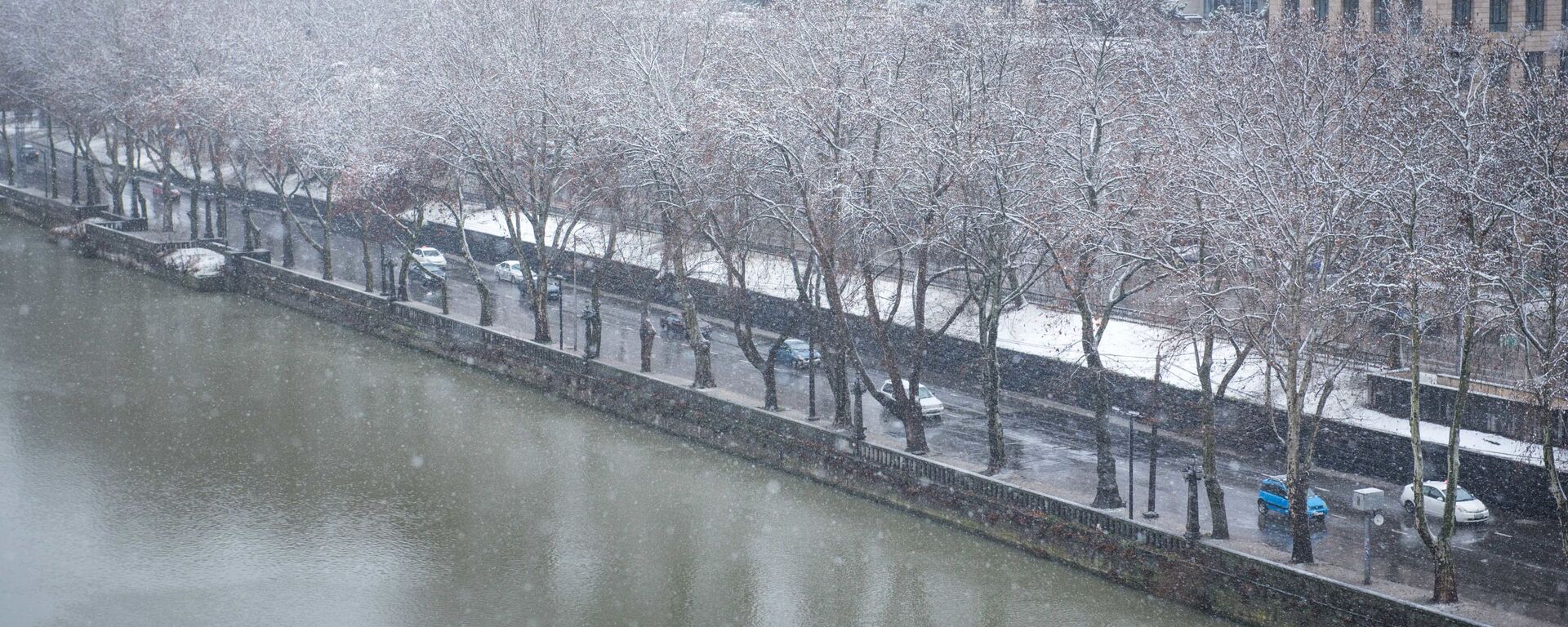 Погода в Тбилиси - машины едут по набережной в снег - Sputnik Грузия, 1920, 11.03.2021