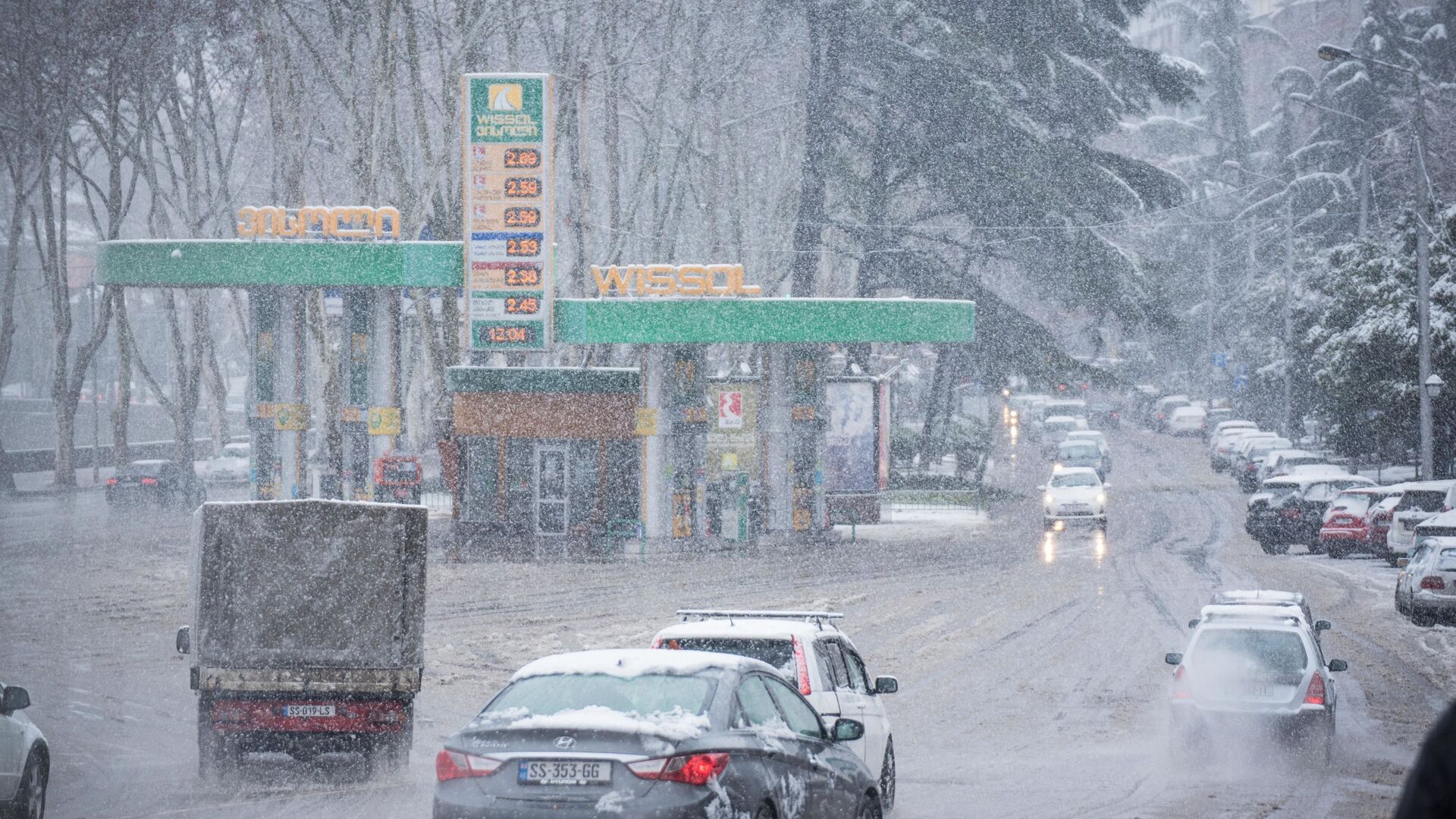 Погода в Тбилиси - машины едут по дорогам в снегопад - Sputnik Грузия, 1920, 16.01.2022