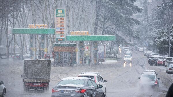 Погода в Тбилиси - машины едут по дорогам в снегопад - Sputnik Грузия