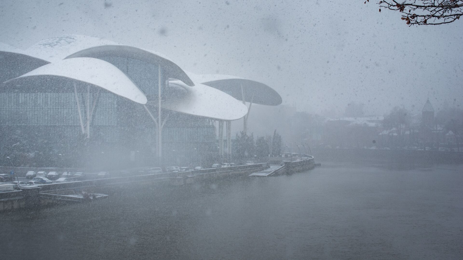 Погода в Тбилиси - туман и снег, Дом Юстиции на набережной - Sputnik Грузия, 1920, 14.03.2022