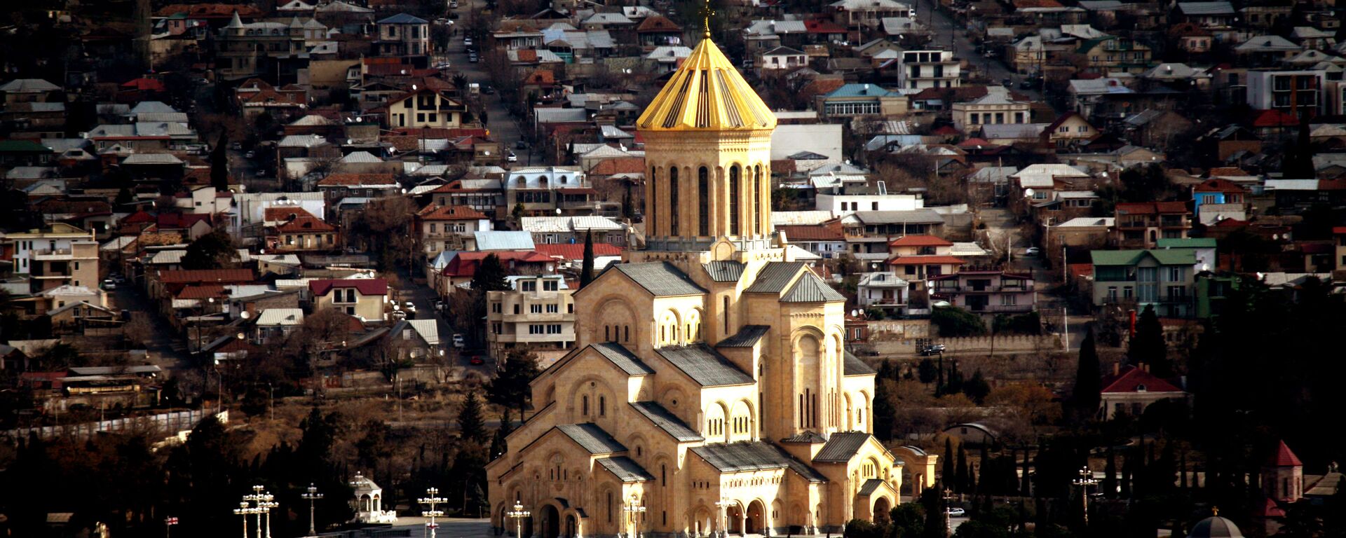 Тбилисские купола - кафедральный собор Святой Троицы Самеба - Sputnik Грузия, 1920, 16.03.2021