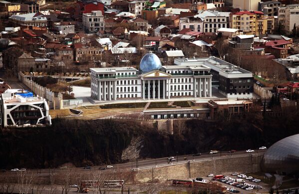 Тбилисские купола - Дворец церемоний в районе Авлабари (бывший дворец президента). Президентский дворец, за короткий срок ставший бывшим. Подтвердил, что помпезный стиль не вписывается в специфику эпохи. Переход к парламентской республике превратил его в напоминание о том, что власть – это достояние граждан, а не персон - Sputnik Грузия