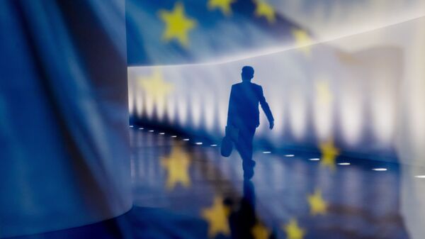 Отражение мужчины на фоне флага ЕС - Sputnik Грузия